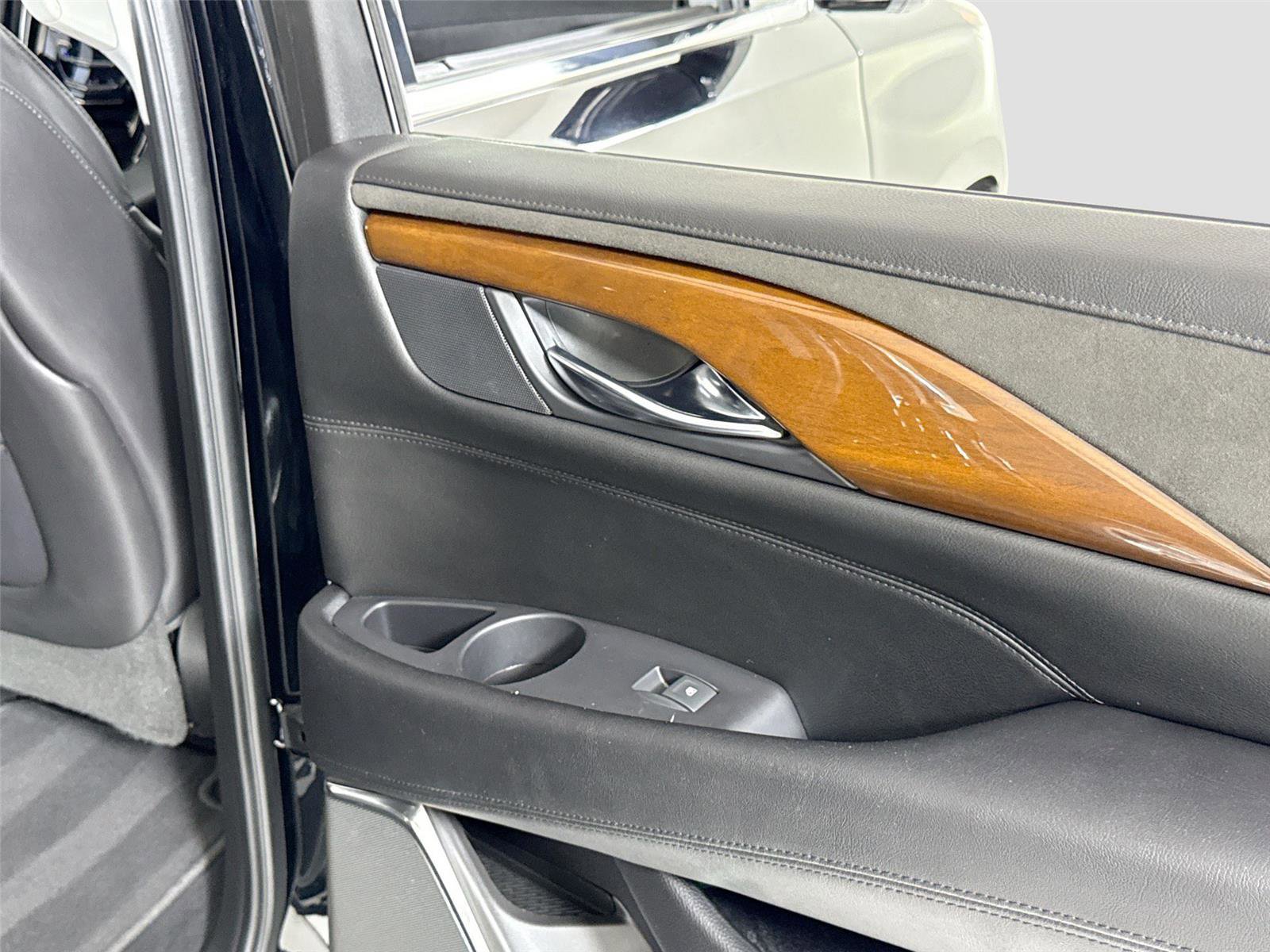 Used 2018 Cadillac Escalade Premium Luxury AWD/4WD image 29