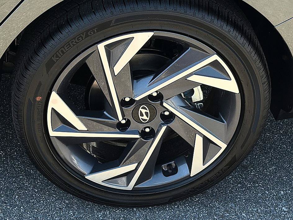 New 2026 Hyundai Elantra Limited FWD image 5