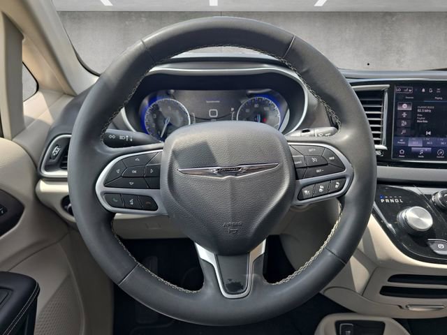 Used 2023 Chrysler Pacifica Touring-L FWD image 21