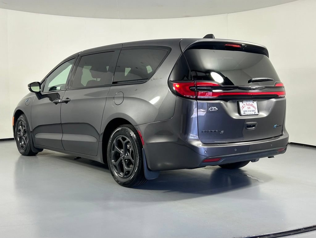 Used 2023 Chrysler Pacifica Limited w/ Uconnect Theater Family Group FWD image 5