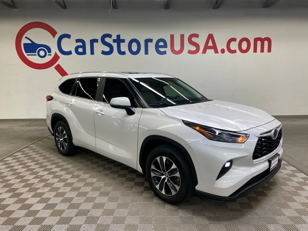 Used 2024 Toyota Highlander XLE FWD image 1