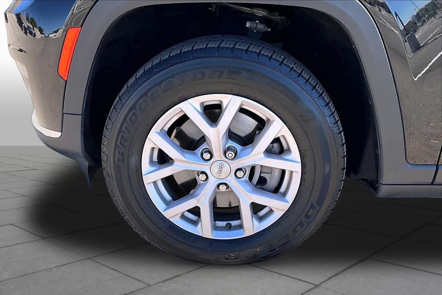 Used 2022 Jeep Grand Cherokee L Limited AWD/4WD image 11