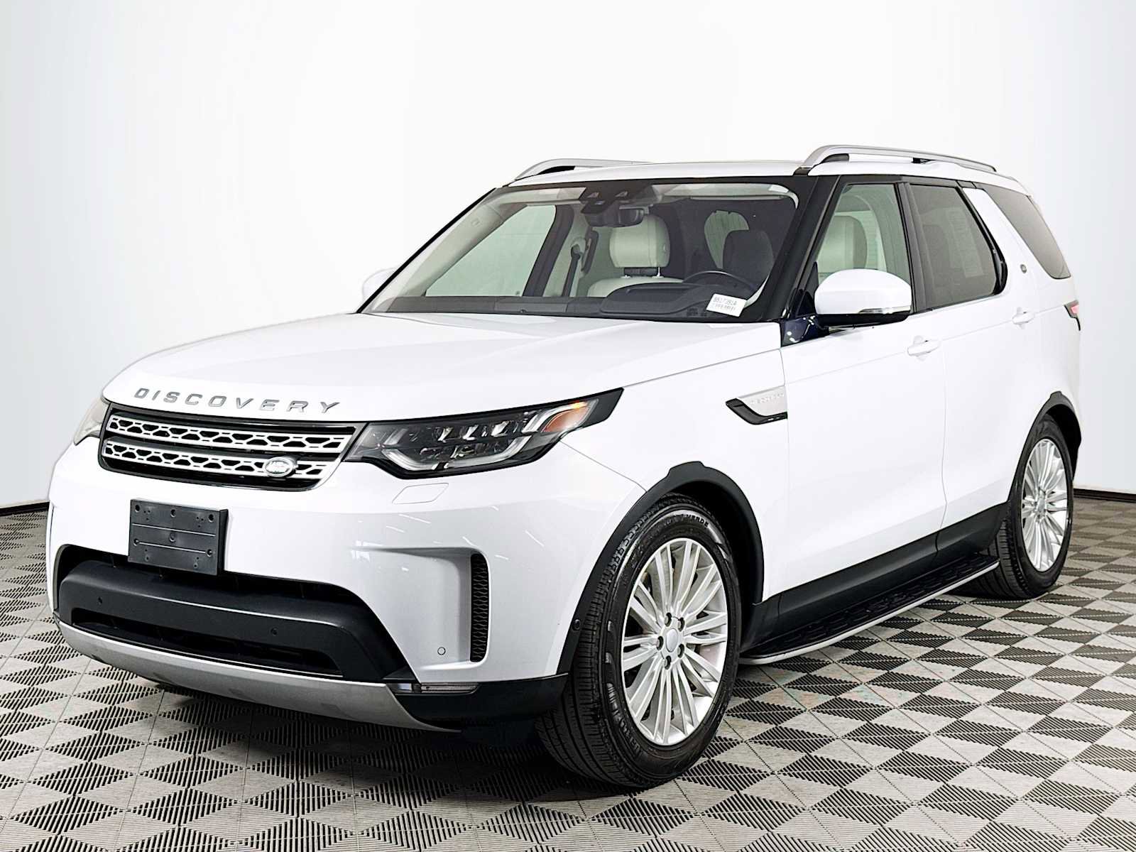 Used 2020 Land Rover Discovery HSE image 1