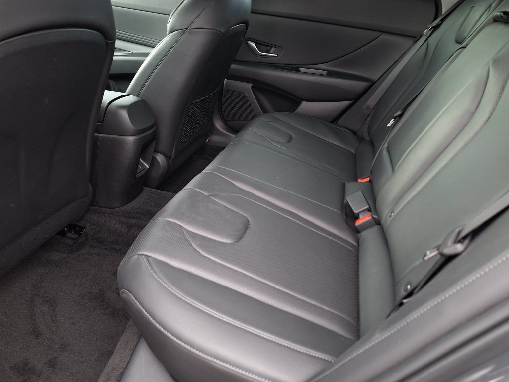 Certified 2024 Hyundai Elantra Limited FWD image 12
