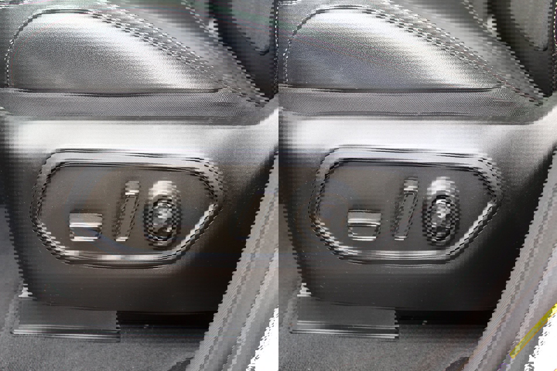 Used 2024 Jeep Grand Cherokee L Laredo image 34