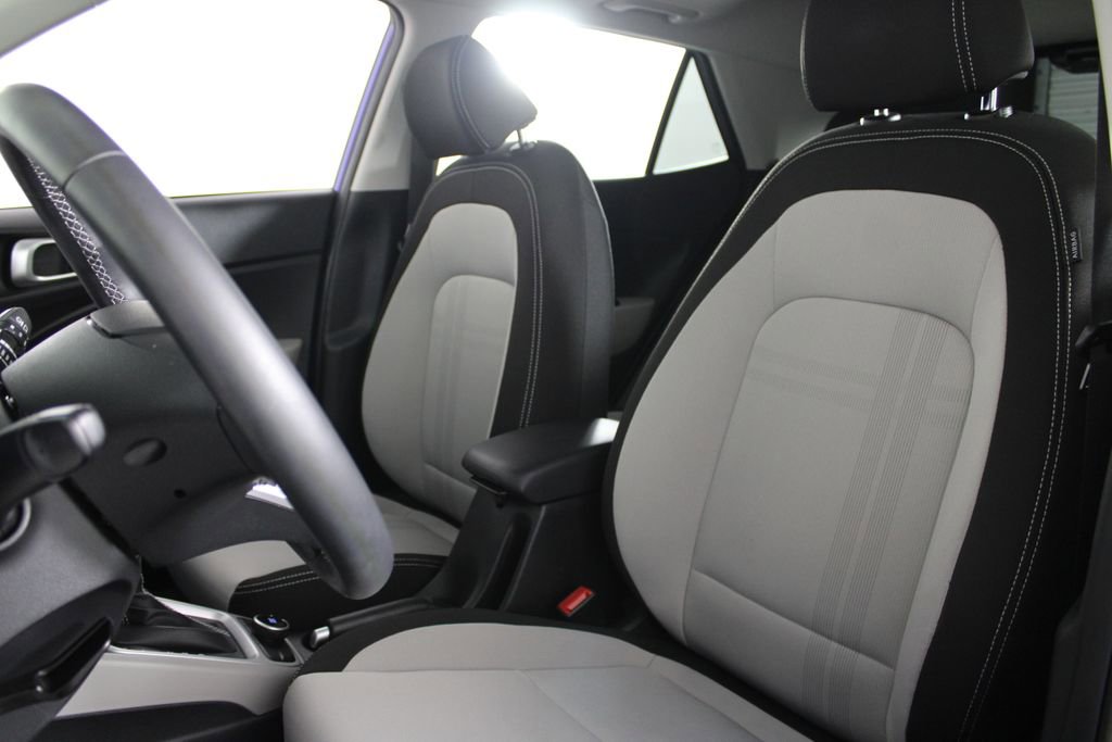 Certified 2024 Hyundai Venue SEL FWD image 18
