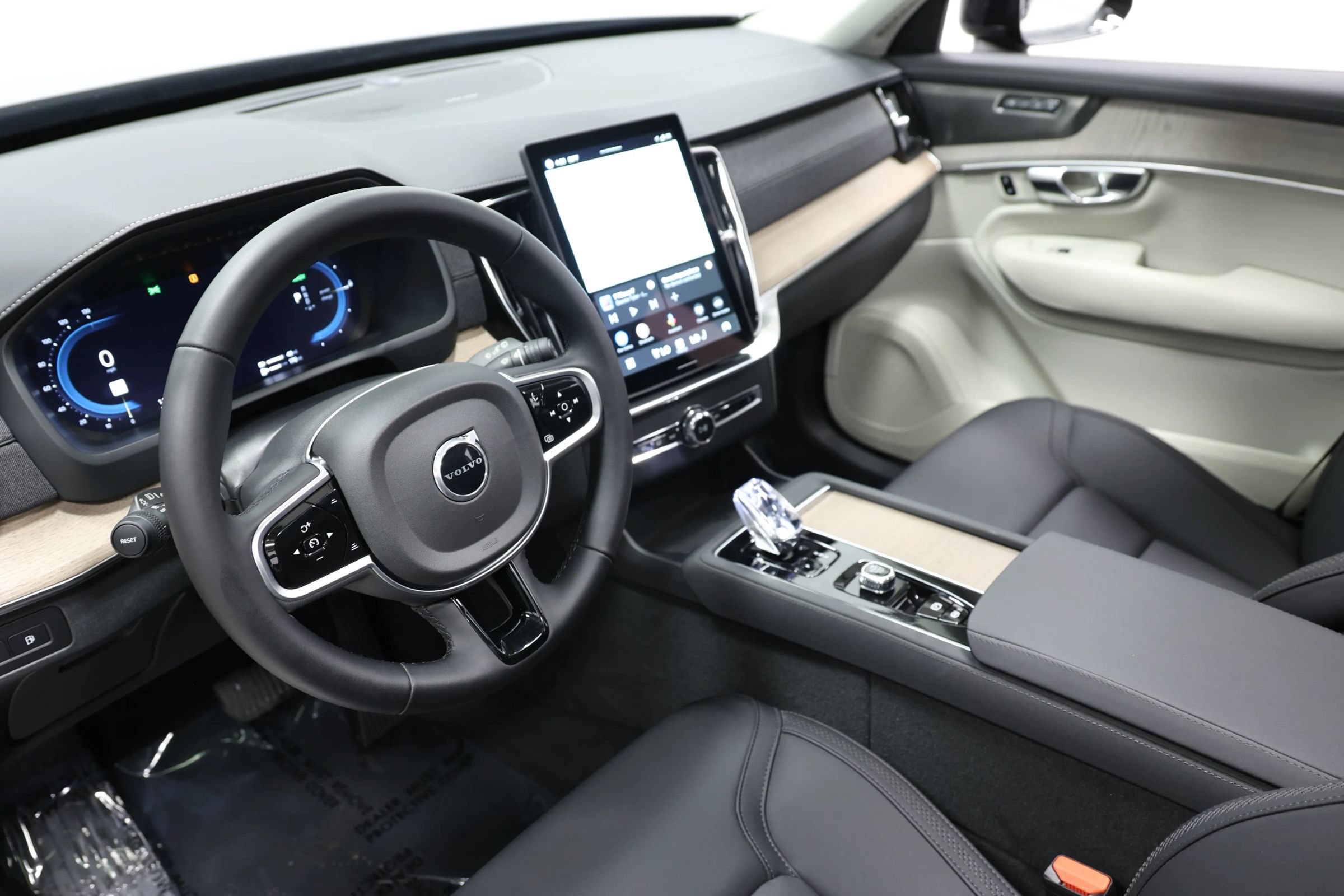 Used 2025 Volvo XC90 T8 Plus w/ Protection Package Premier AWD/4WD image 2