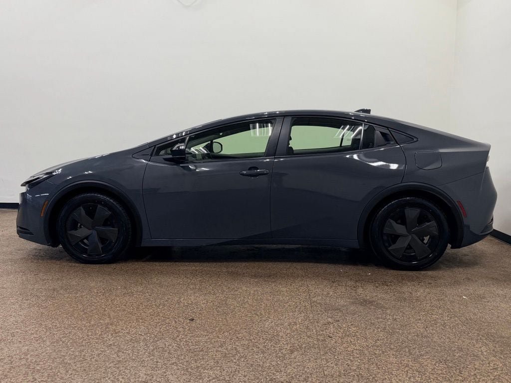 Used 2023 Toyota Prius LE FWD image 2