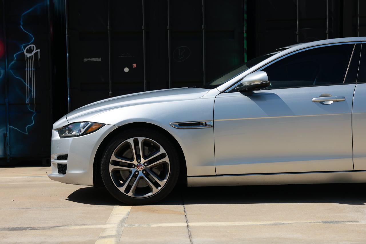 Used 2017 Jaguar XE Premium RWD image 27