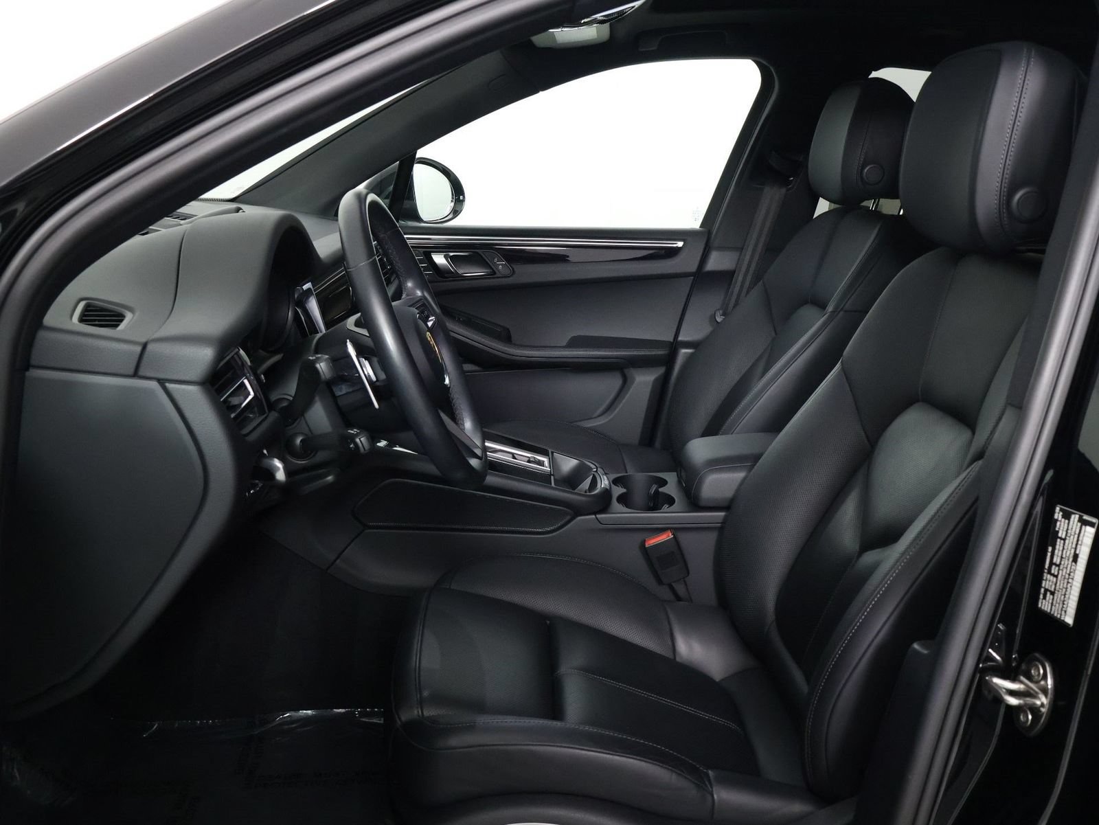 Certified 2023 Porsche Macan AWD/4WD image 5
