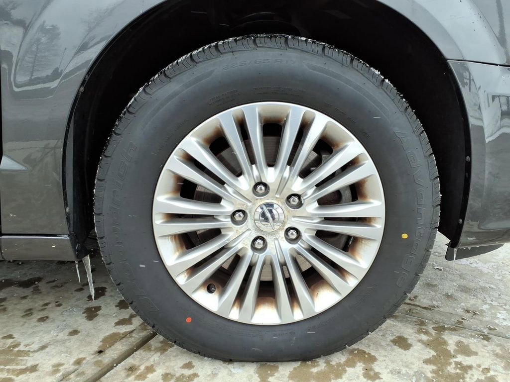 Used 2014 Chrysler Town & Country Touring-L image 9