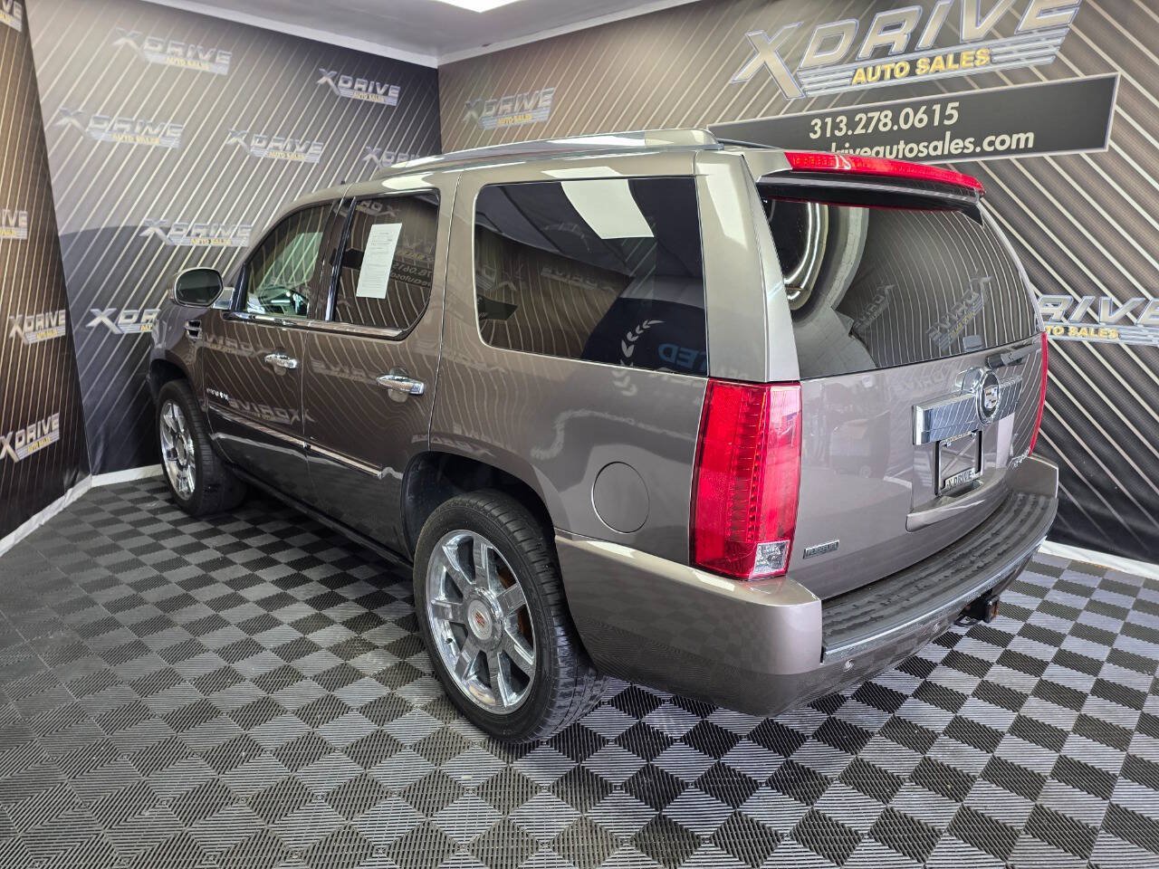 Used 2012 Cadillac Escalade Luxury RWD image 9