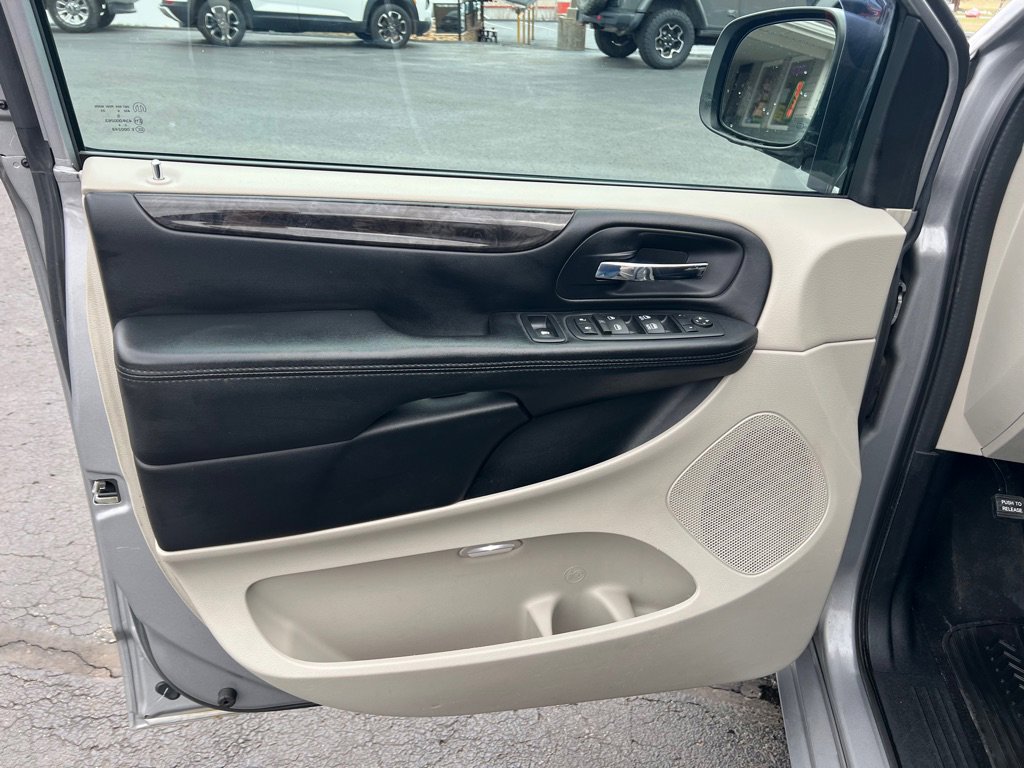 Used 2016 Dodge Grand Caravan SXT w/ UConnect Hands-Free Group image 9