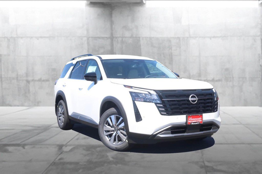 New 2026 Nissan Pathfinder SL image 2
