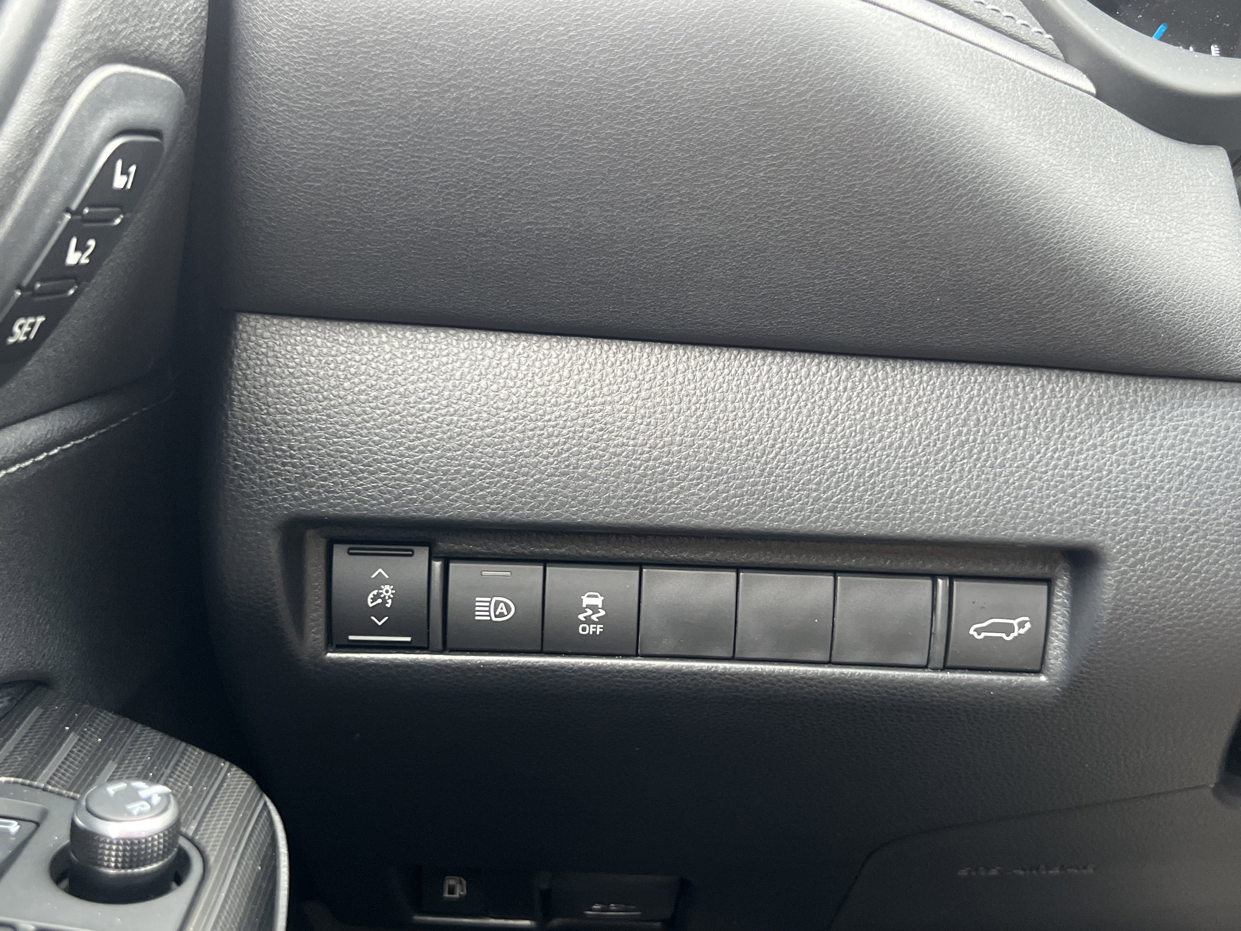 Certified 2024 Toyota Venza XLE image 28