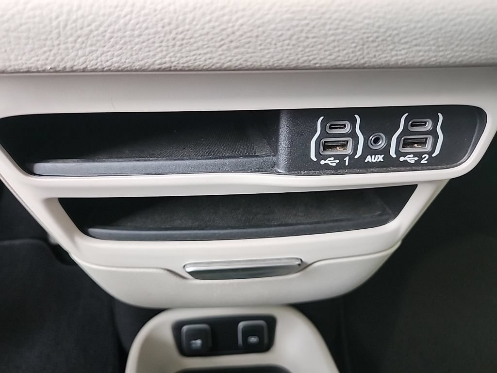 Used 2021 Chrysler Pacifica Touring FWD image 23