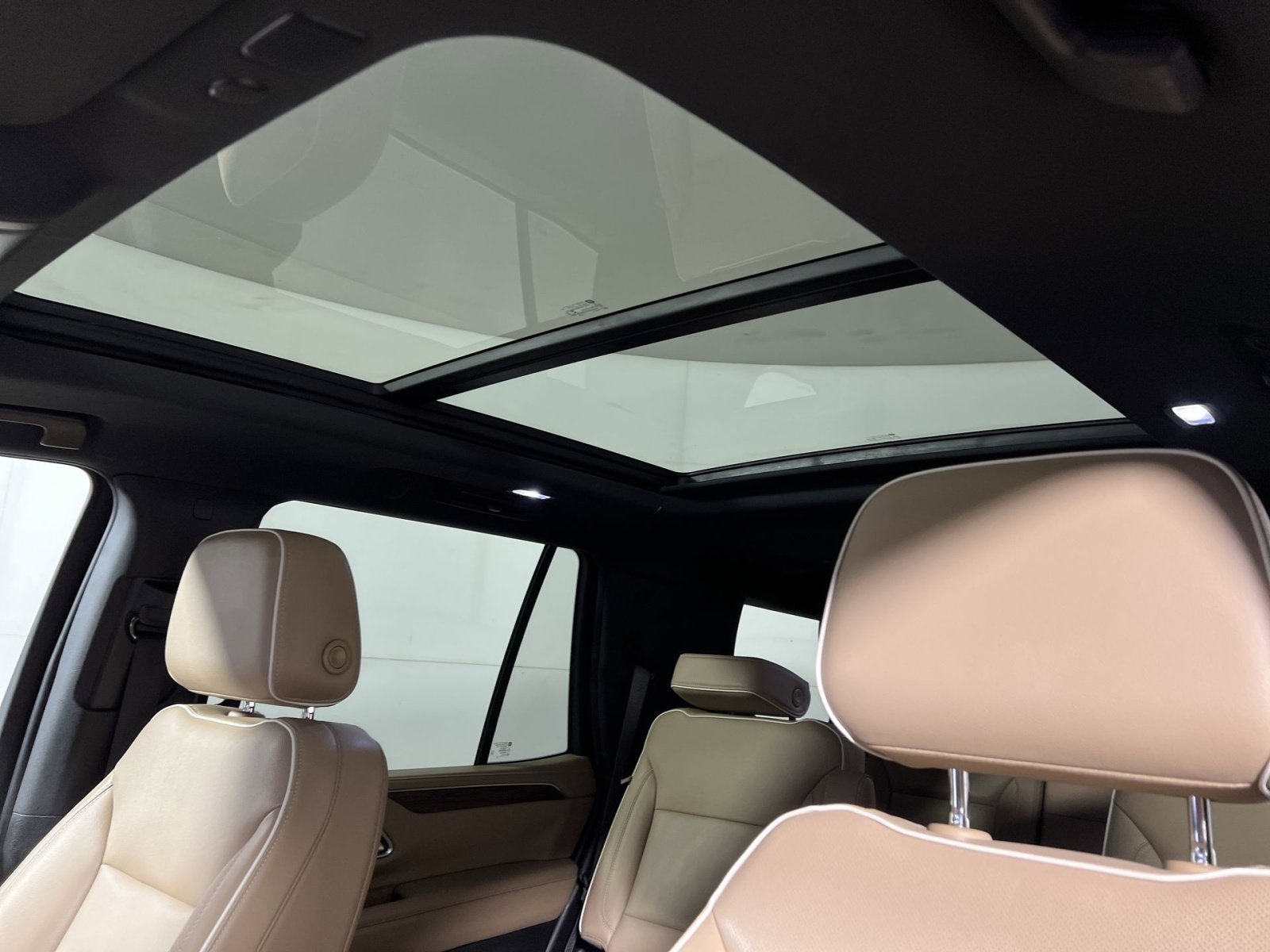 Used 2021 Chevrolet Tahoe Premier w/ Premium Package image 23