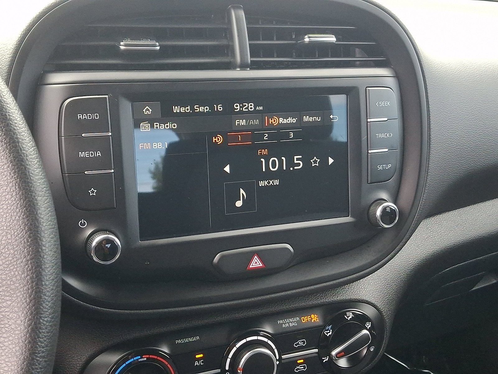 Used 2024 Kia Soul LX w/ LX Technology Package FWD image 17
