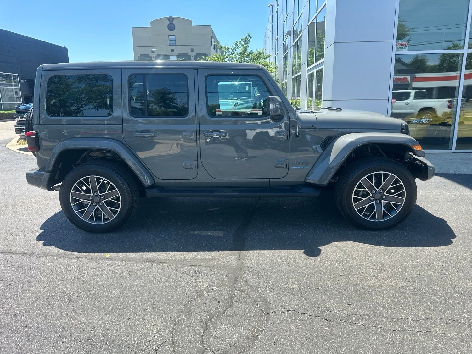 Used 2023 Jeep Wrangler Unlimited Sahara AWD/4WD image 3