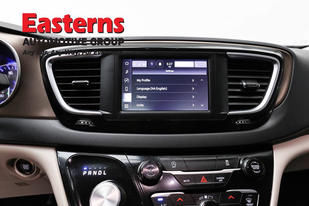 Used 2022 Chrysler Voyager LX FWD image 12
