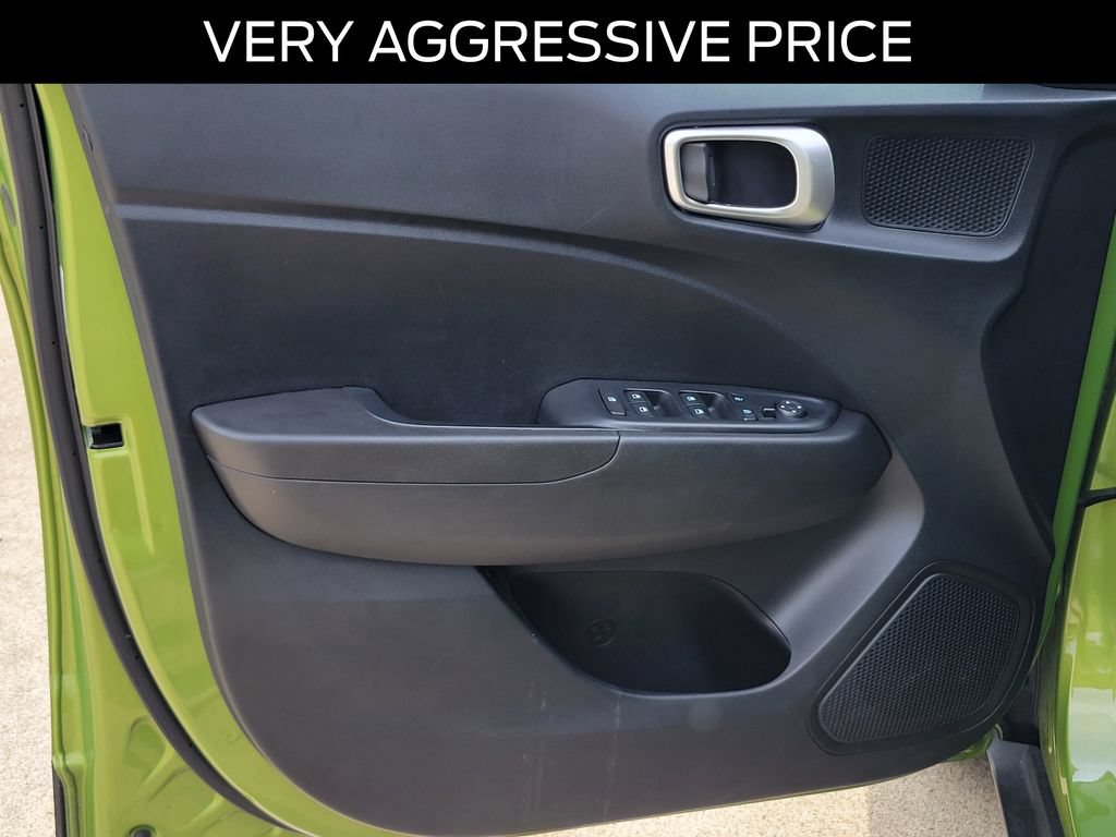 Used 2023 Hyundai Venue SE FWD image 17