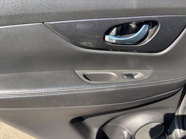 Used 2017 Nissan Rogue S w/ S Appearance Package AWD/4WD image 28