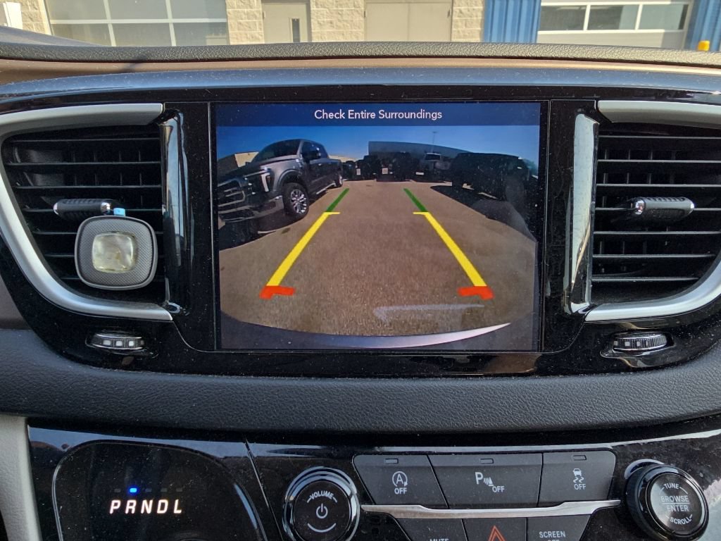 Used 2018 Chrysler Pacifica Touring-L FWD image 23
