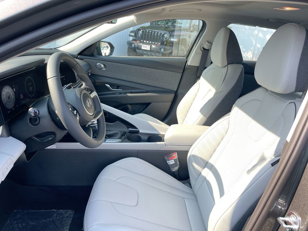 New 2025 Hyundai Elantra Limited image 36