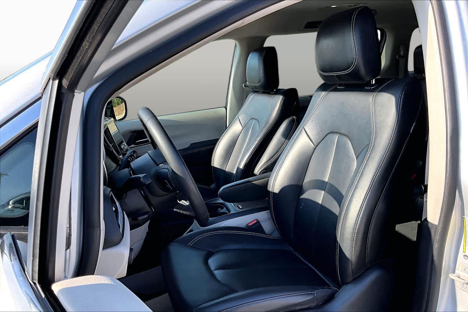 Used 2024 Chrysler Pacifica Touring-L FWD image 8
