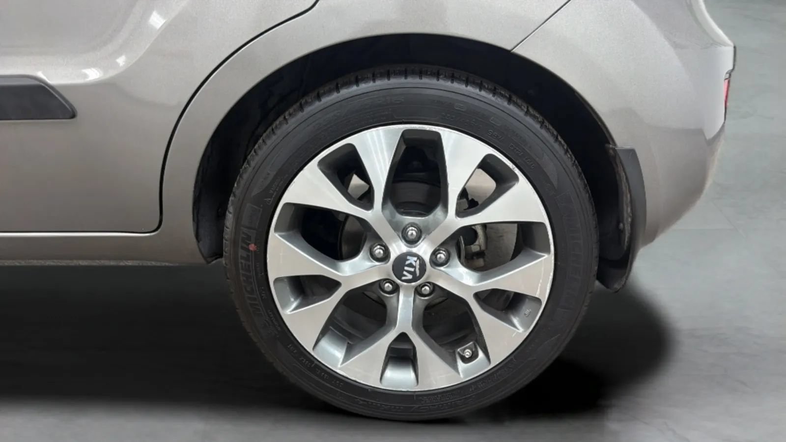 Used 2013 Kia Soul ! w/ Premium Pkg FWD image 26