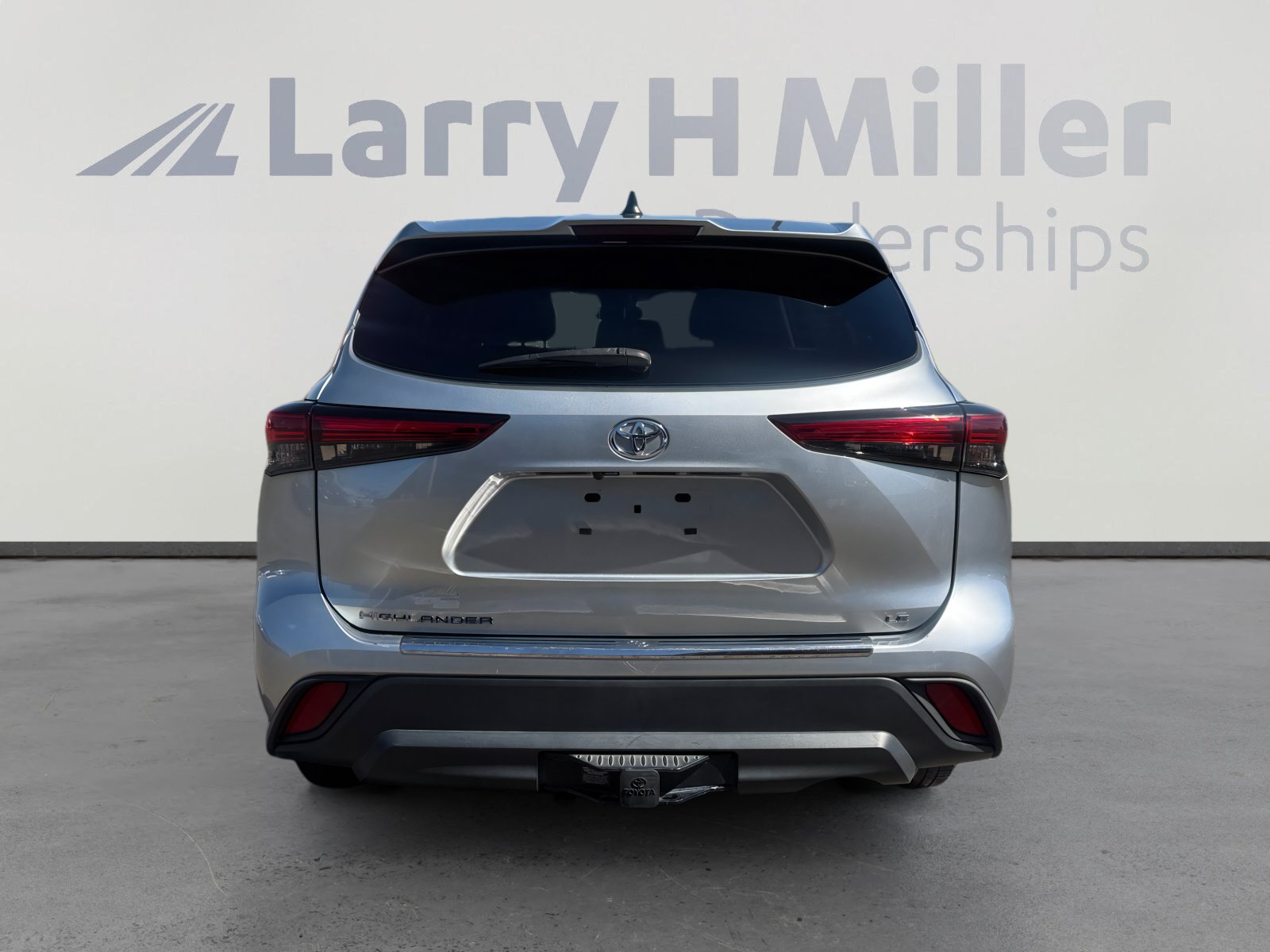 Used 2022 Toyota Highlander LE FWD image 4