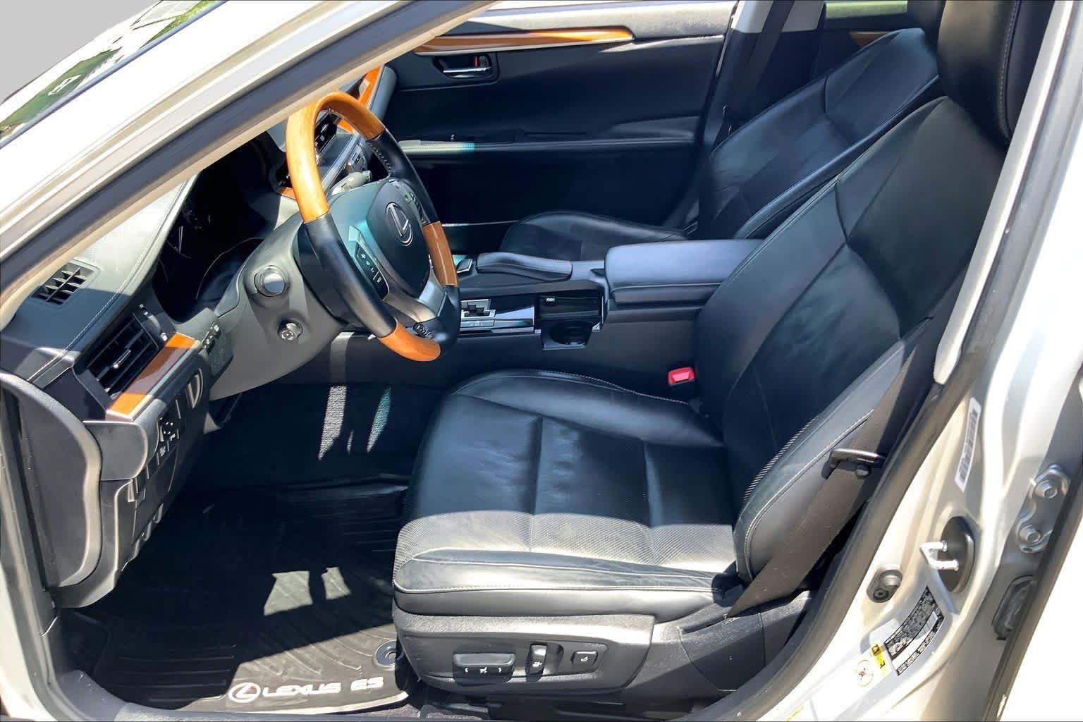 Used 2014 Lexus ES 300h w/ Luxury Package w/Bamboo Trim FWD image 8