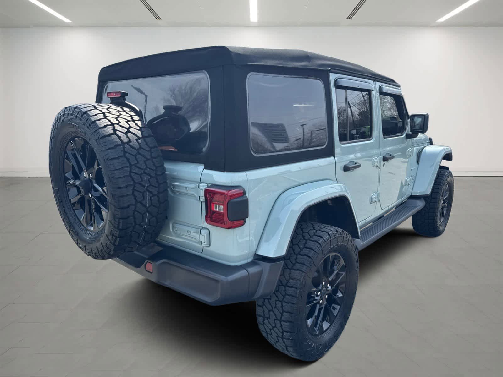 Used 2024 Jeep Wrangler Unlimited Sahara w/ Technology Group AWD/4WD image 6