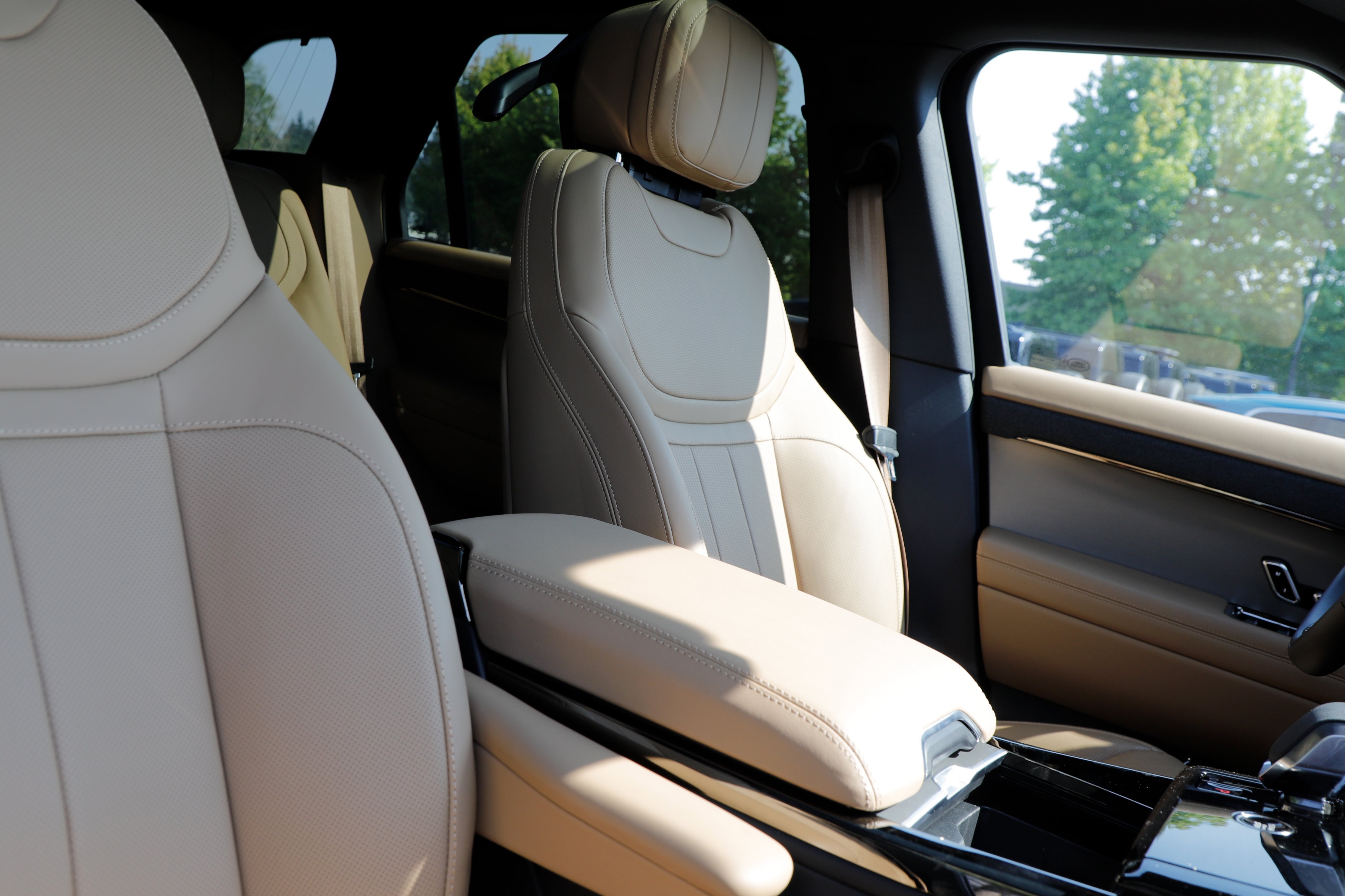 New 2025 Land Rover Range Rover Sport SE AWD/4WD image 12