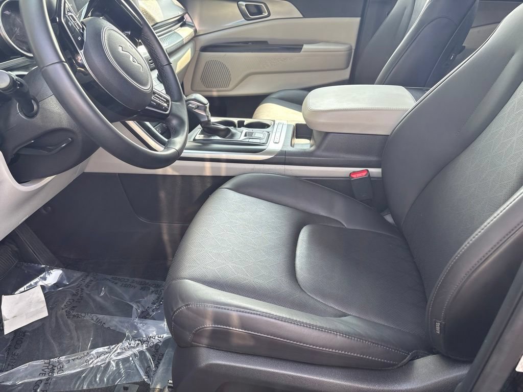 Used 2024 Kia Carnival LX FWD image 4