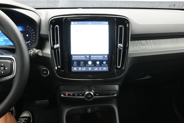Used 2025 Volvo XC40 B5 Plus AWD/4WD image 13