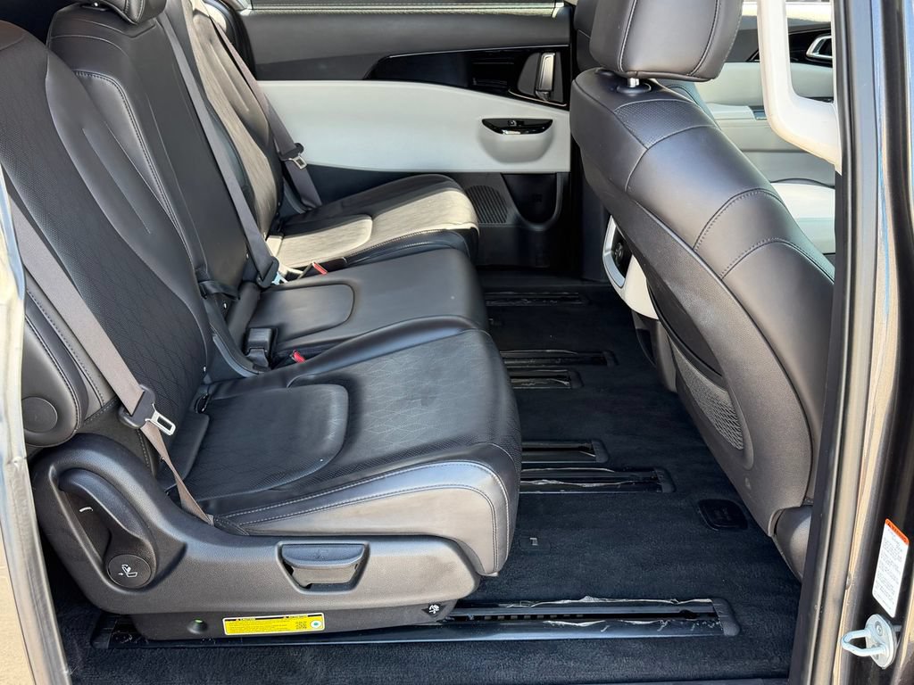 Used 2024 Kia Carnival EX FWD image 23