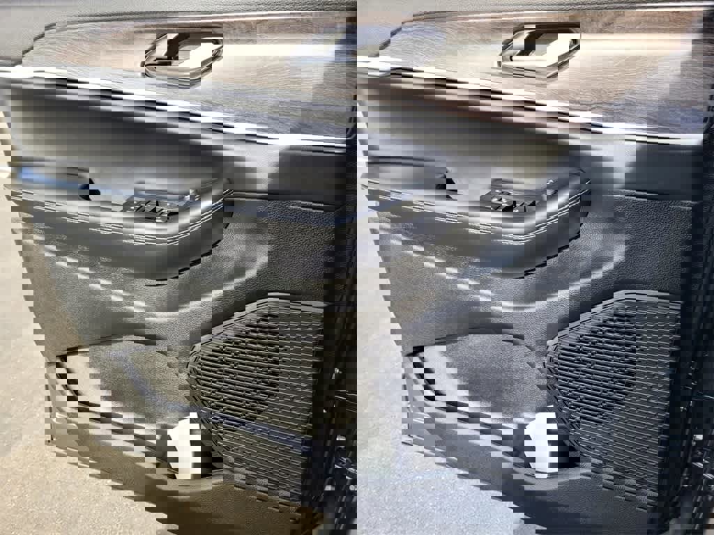 New 2026 Jeep Grand Cherokee Altitude image 16