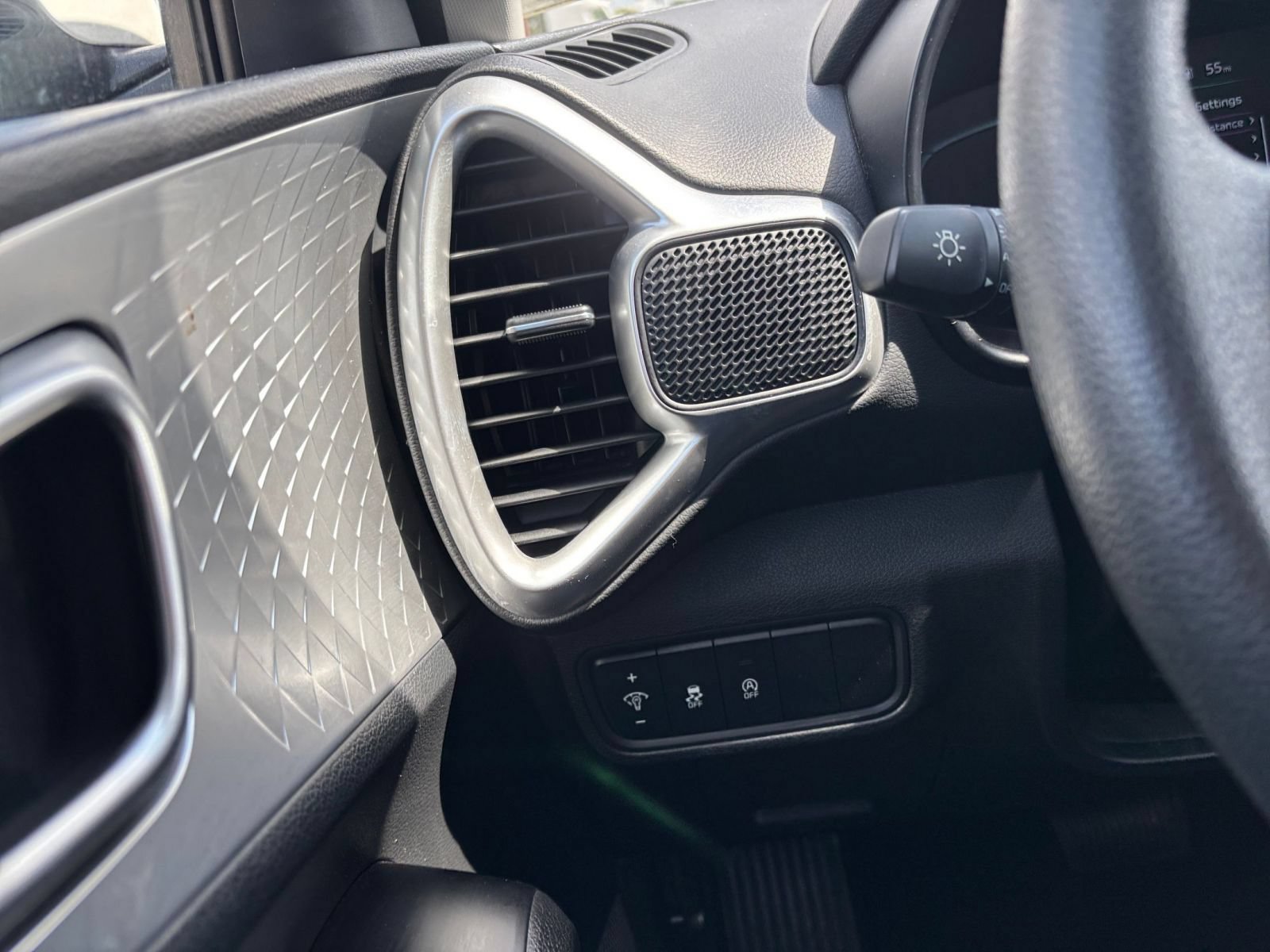 Used 2025 Kia Soul LX w/ LX Technology Package FWD image 32
