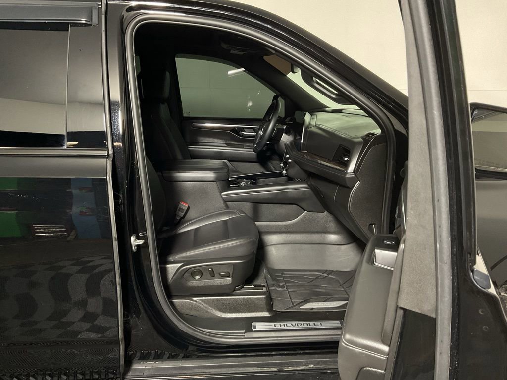Used 2025 Chevrolet Tahoe Z71 w/ Comfort Package image 36