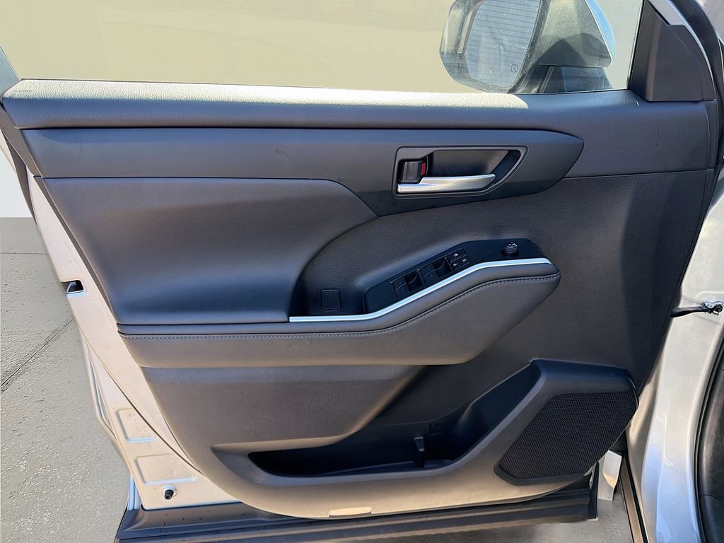 Used 2024 Toyota Highlander XLE image 24