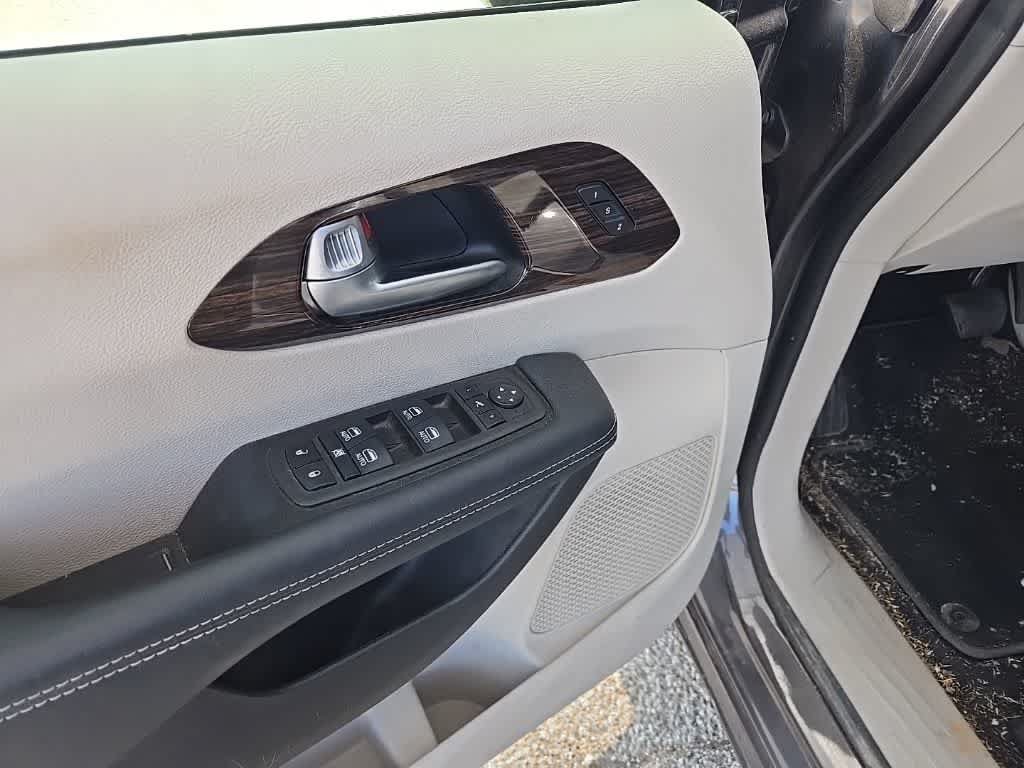 Used 2023 Chrysler Pacifica Limited FWD image 10