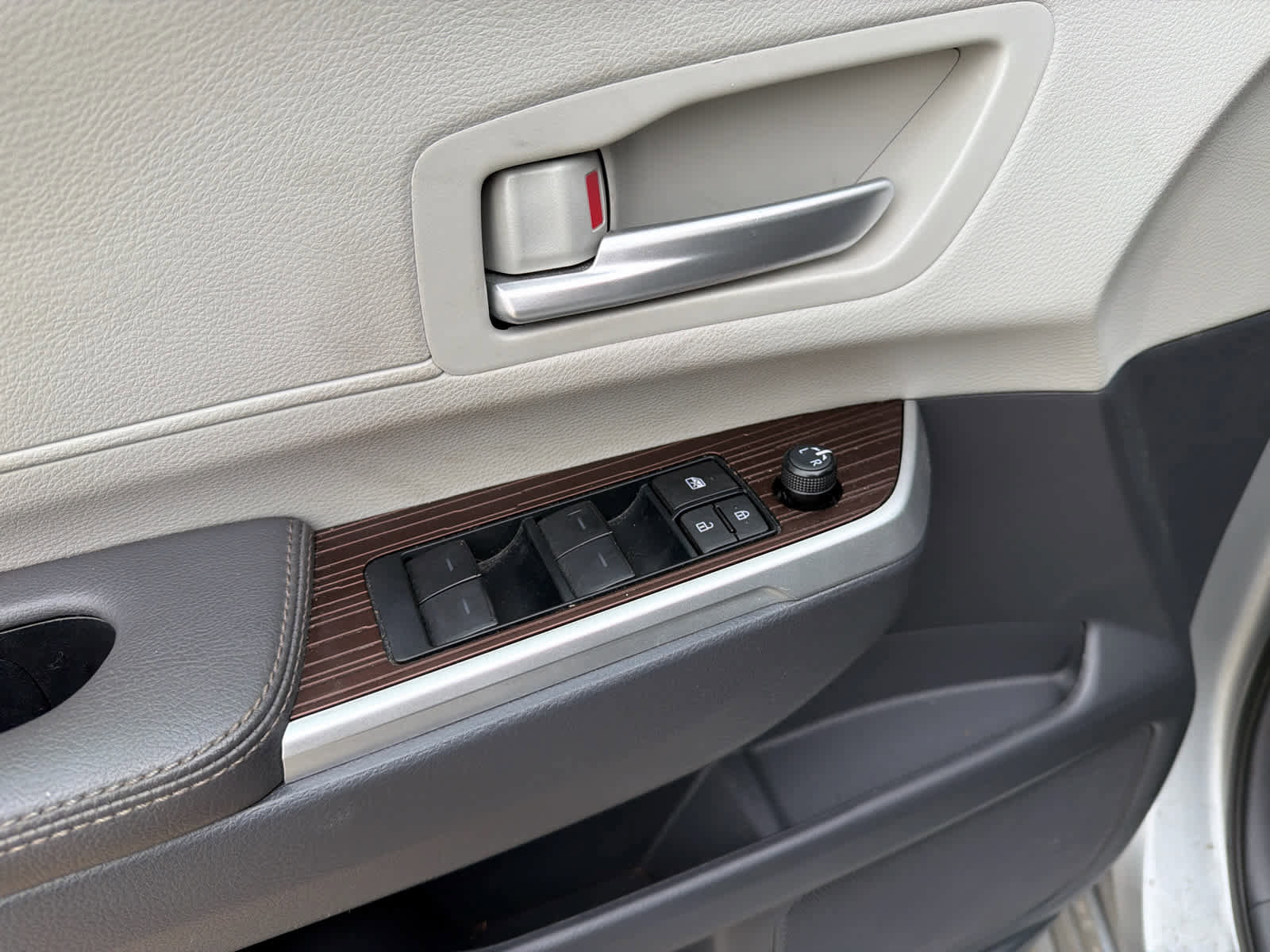 Used 2024 Toyota Sienna XLE FWD image 27