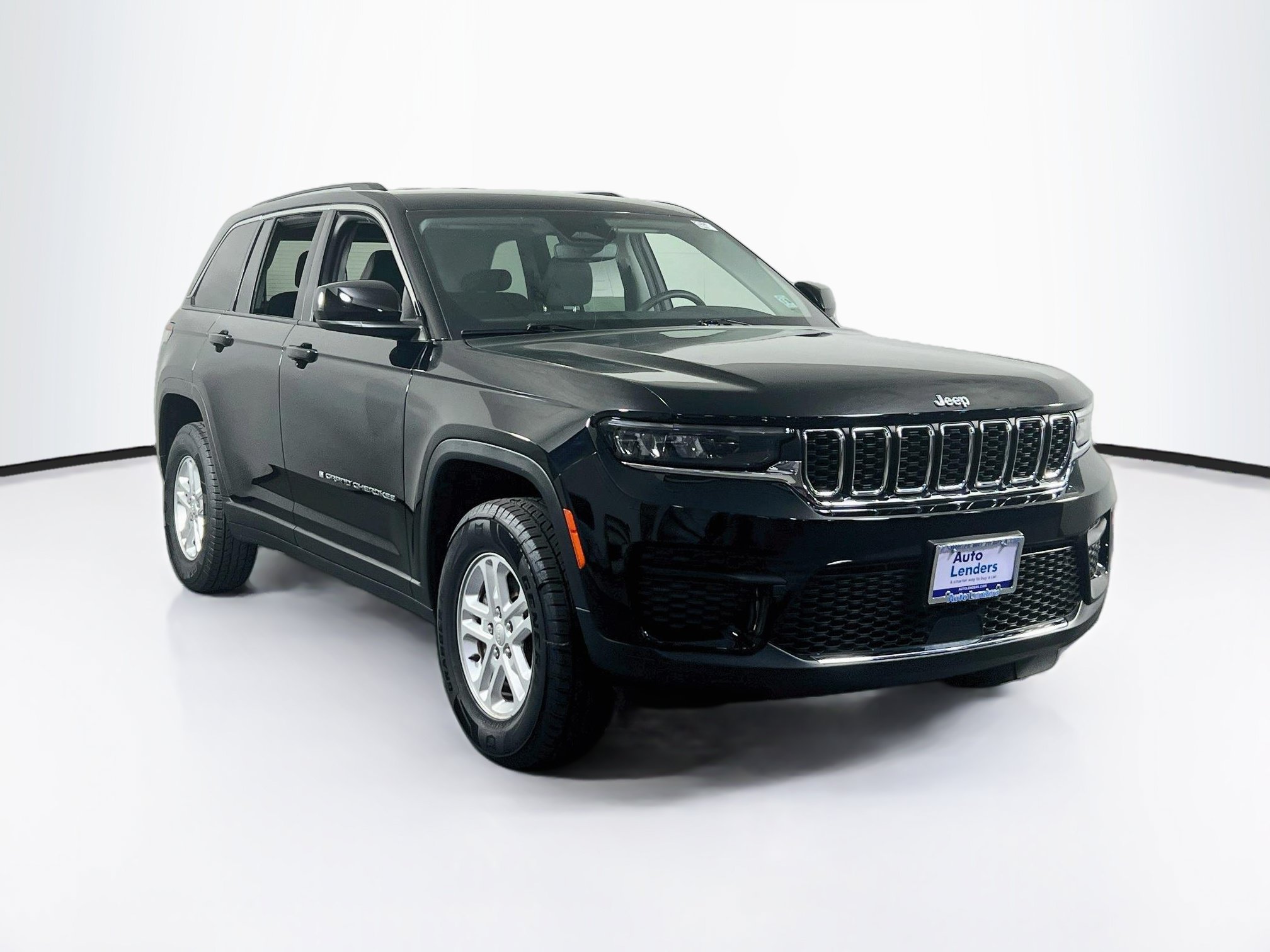 Used 2023 Jeep Grand Cherokee Laredo w/ Luxury Tech Group I AWD/4WD image 3