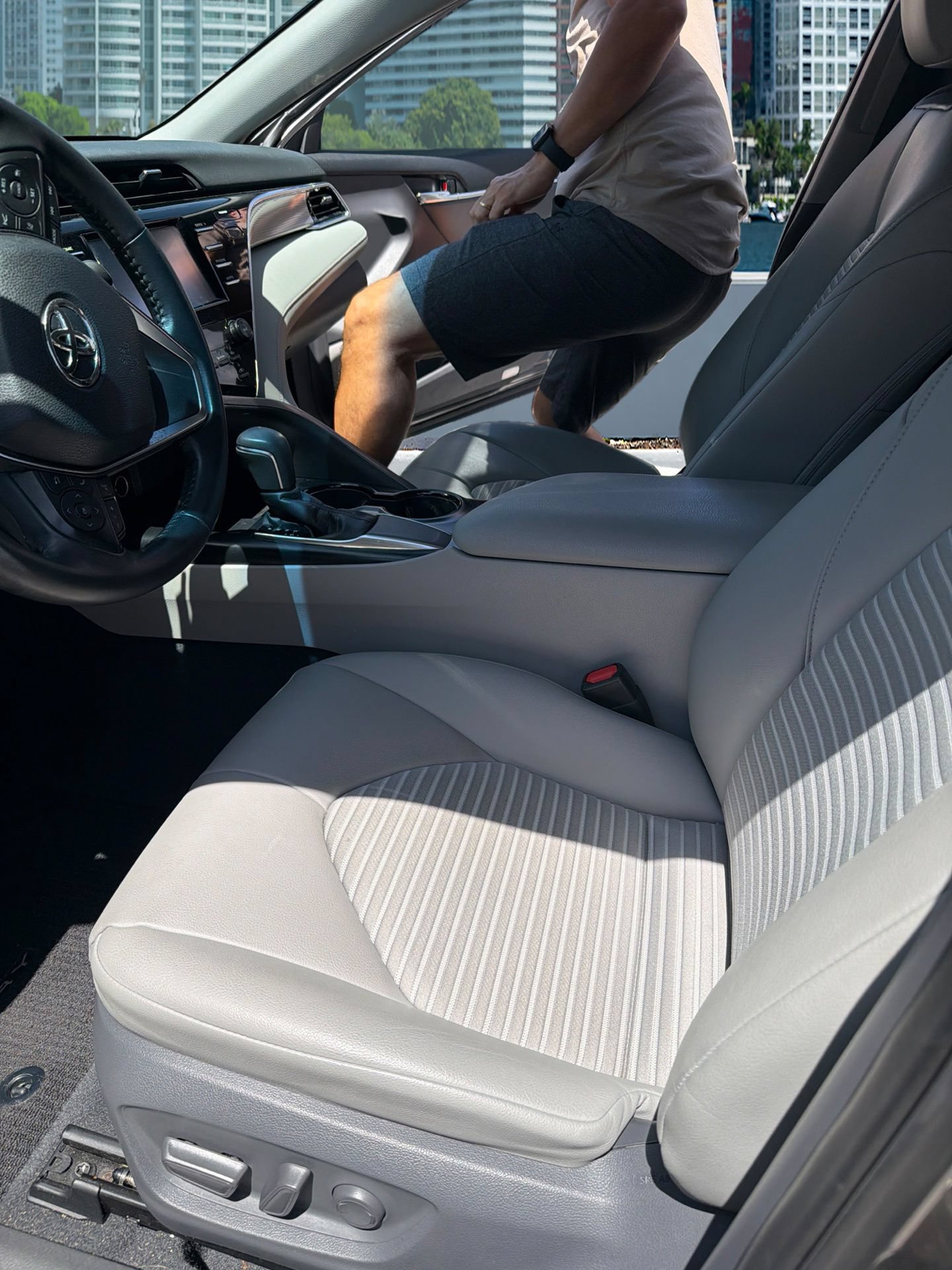 Used 2018 Toyota Camry SE w/ Moonroof Package FWD image 15