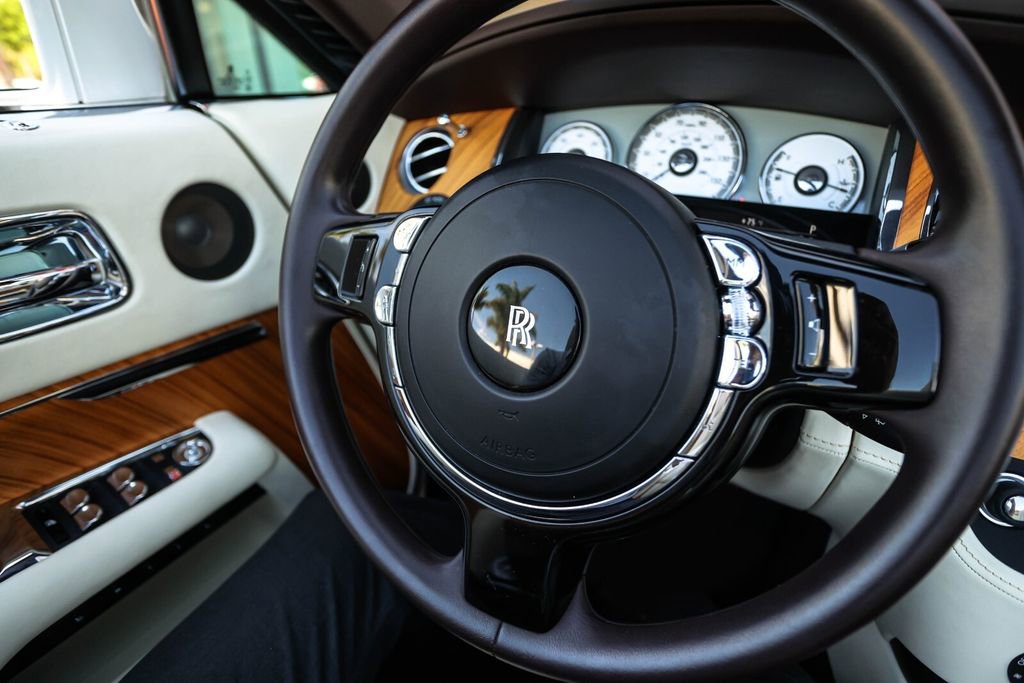 Used 2016 Rolls-Royce Dawn image 34