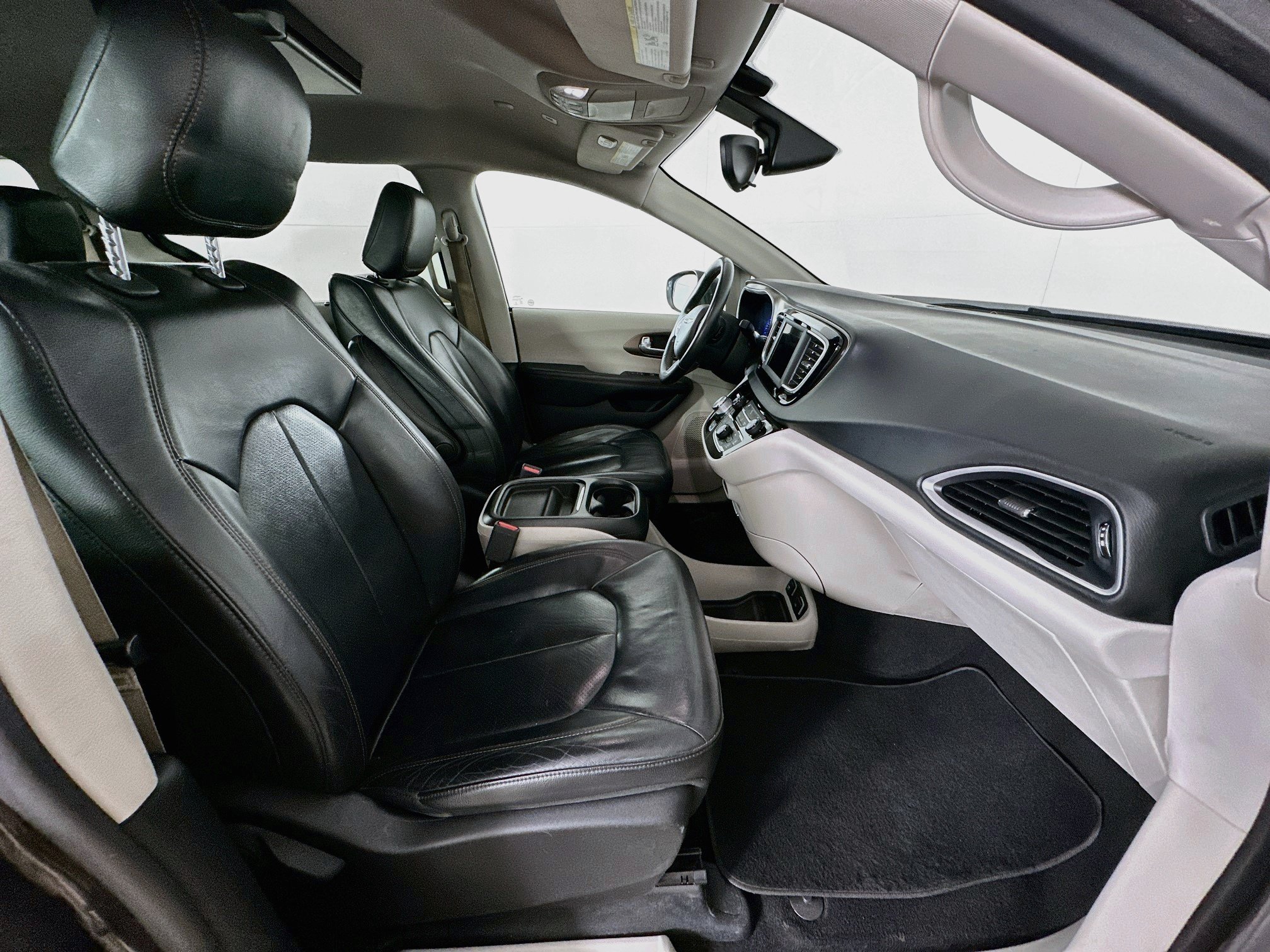 Used 2018 Chrysler Pacifica Touring-L FWD image 32