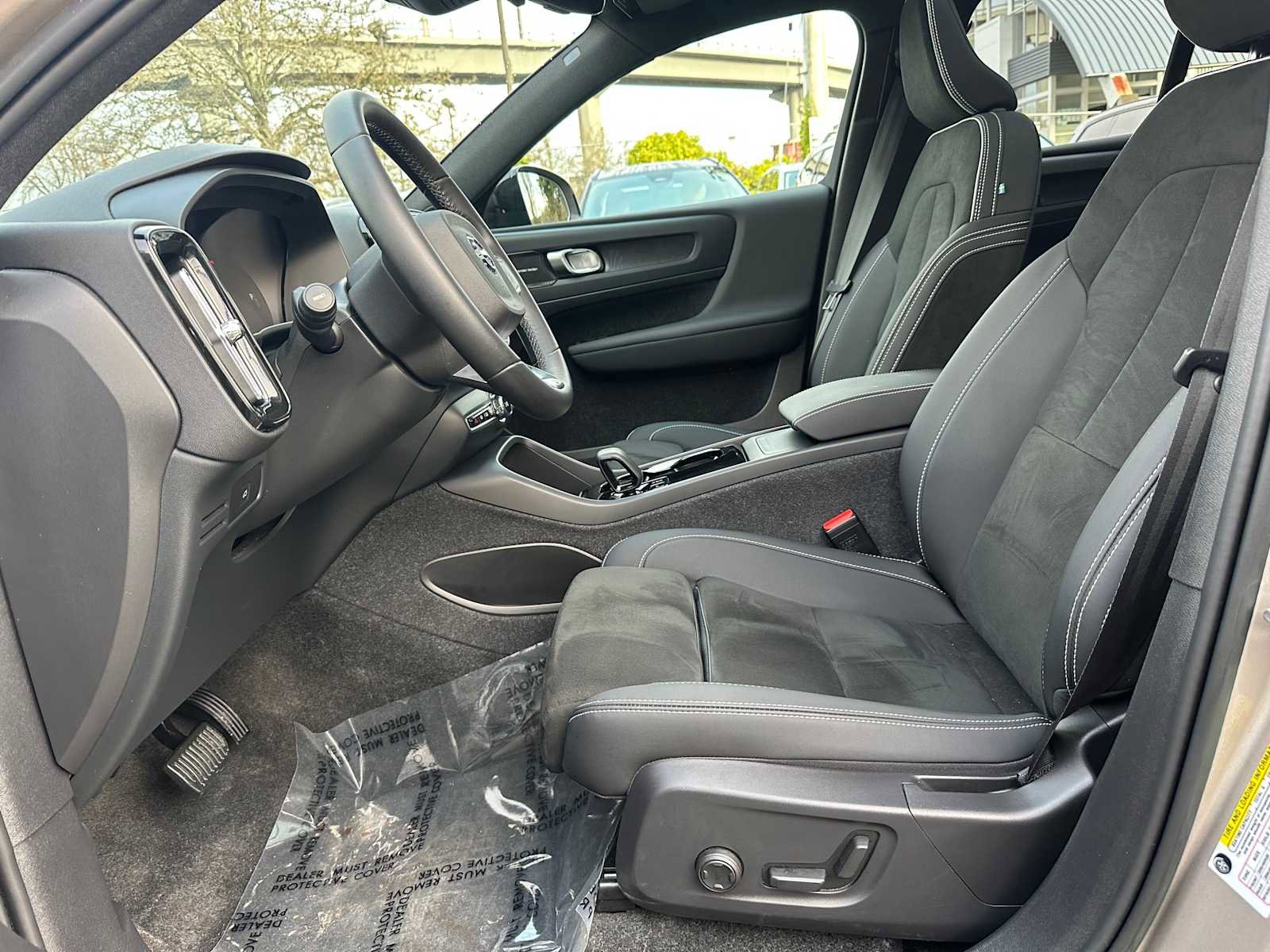 Certified 2023 Volvo XC40 Recharge Ultimate w/ Protection Package Premier image 19