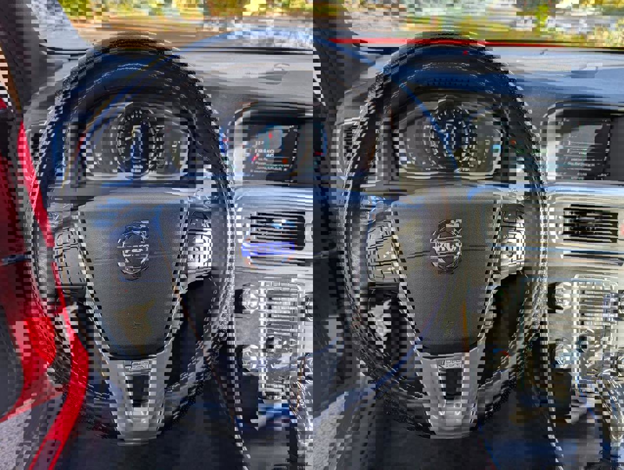 Used 2015 Volvo V60 T6 R-Design Platinum image 12