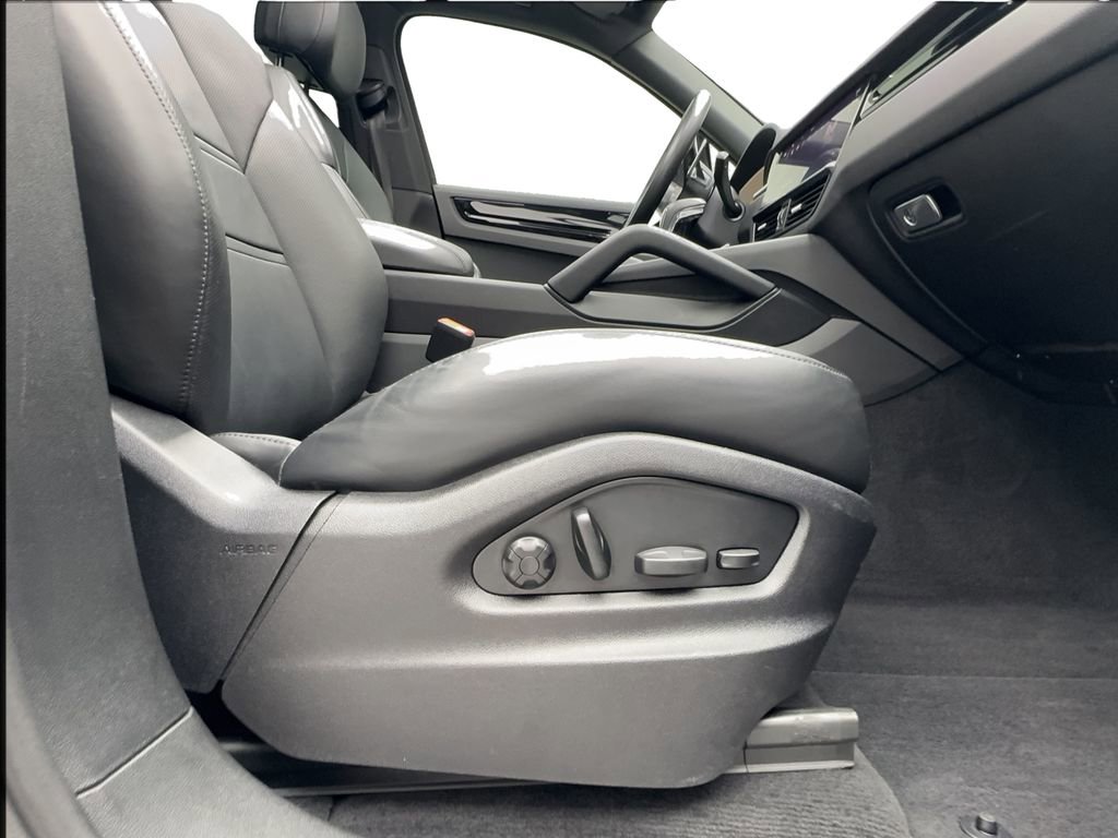 Used 2023 Porsche Cayenne image 30